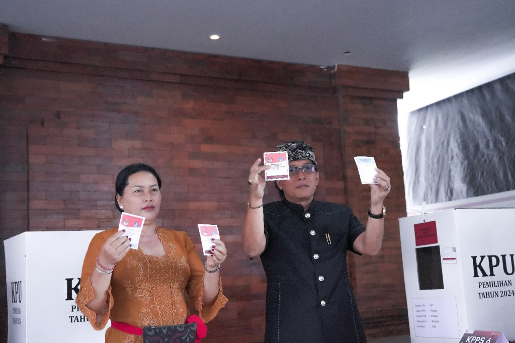 Usai Nyoblos di TPS 01 Balai Banjar Pelaga, Bupati Giri Prasta Langsung Lakukan Pemantauan Pencoblosan Badung